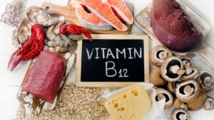 Godi dei benefici della vitamina B12 mangiando carne, salmone, funghi