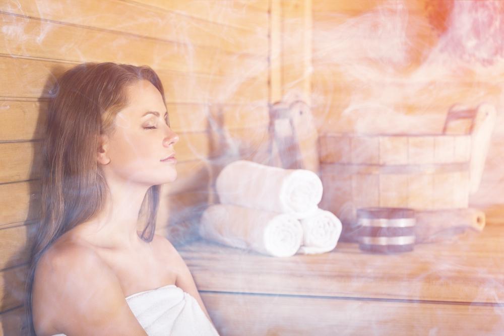 Una sauna o un bagno caldo aiutano a depurare l'organismo dalle tossine: in foto una donna dentro la sauna