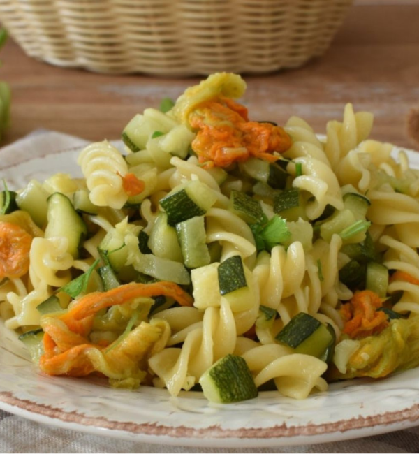 Pasta_con_zucchine_e_fiori_di_zucca