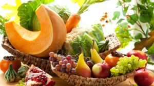 Zucca, uva, cachi e cavolo: ecco la frutta e verdura di Novembre disposta su un tavolo