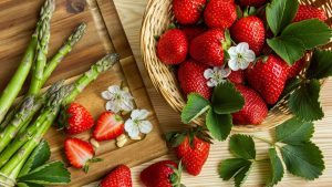 Fragole e asparagi fanno parte della frutta e verdura disponibile nel mese di Maggio