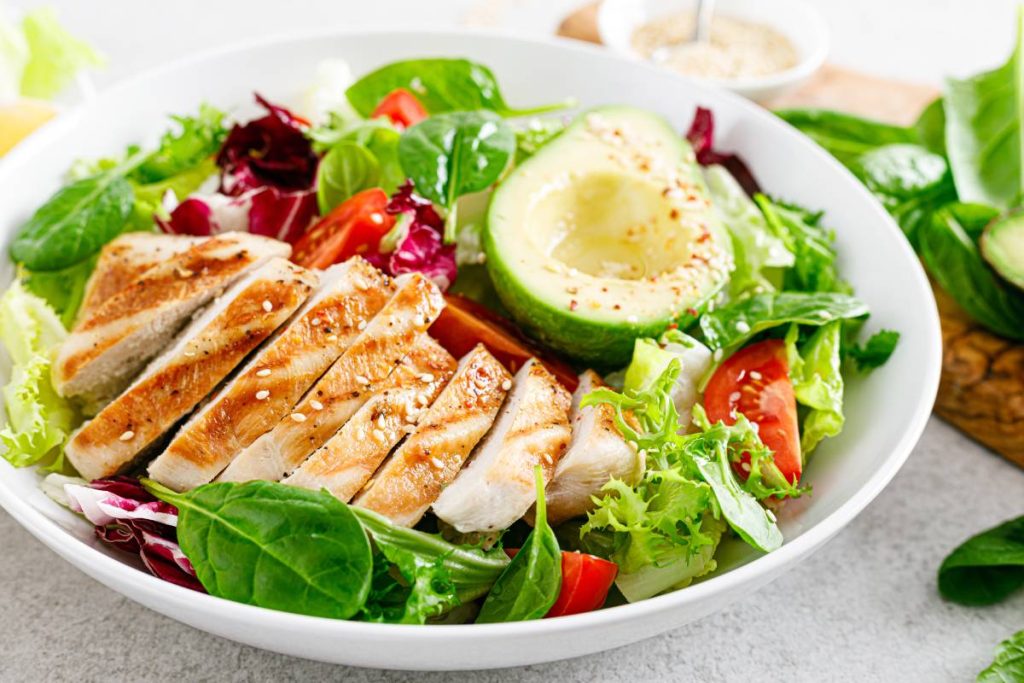 Insalata con pollo e avocado: alimentazione degli sportivi